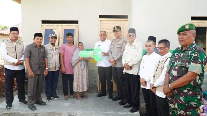 pj_bupati_langkat_serahkan_rumah_baru_pada_korban_kebakaran