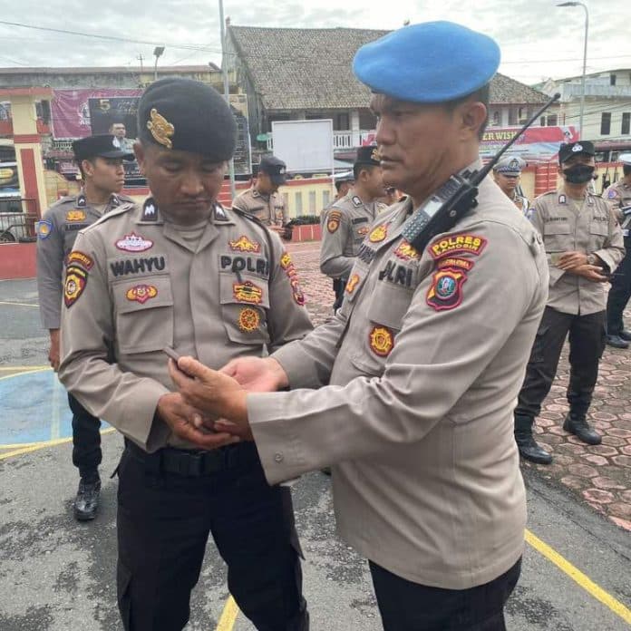 propam_polres_samosir_lakukan_pemeriksaan_disiplin_personel