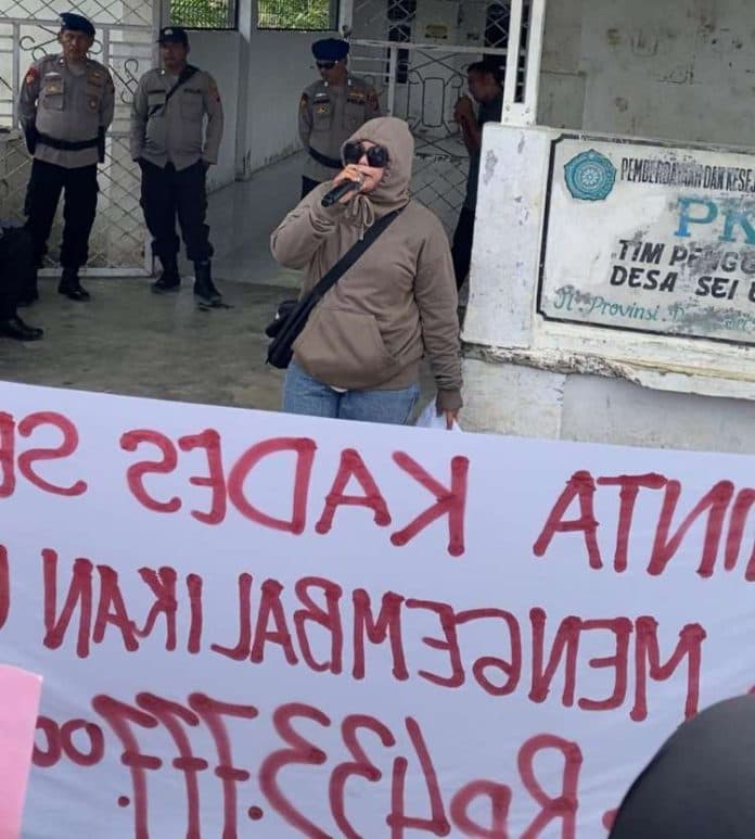 puluhan_masyarakat_dan_mahasiswa_demo_kades_sei_baru_labuhanbatu