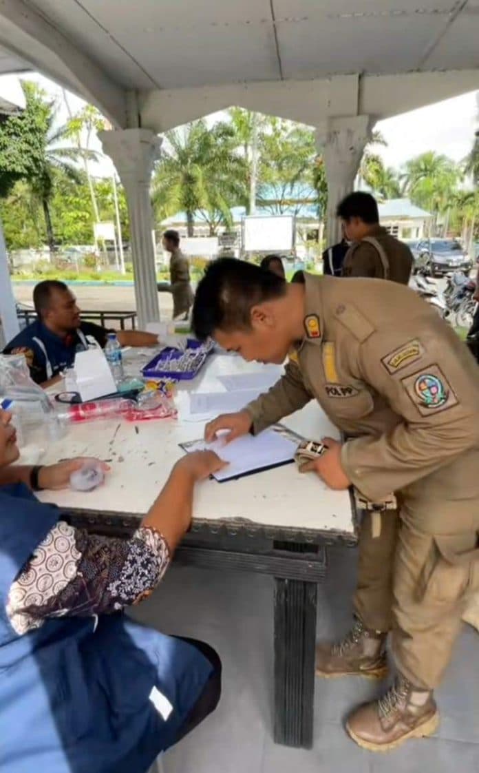 ratusan_anggota_satpol_pp_deli_serdang_tes_urine_1_orang_terindikasi_pengguna_ganja