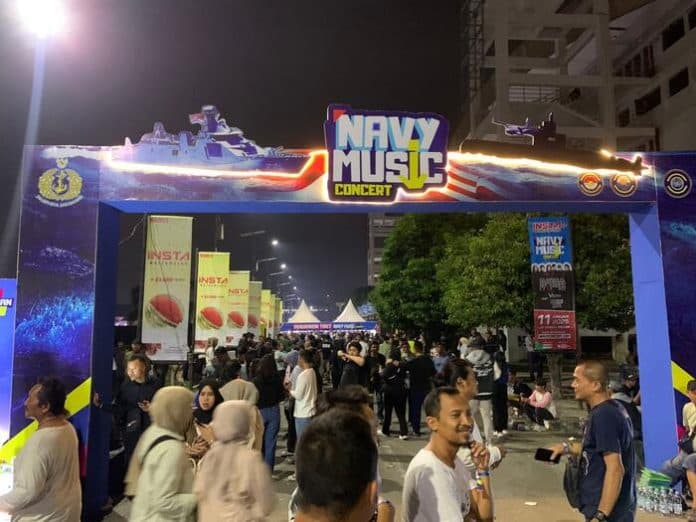 ribuan_masyarakat_hadiri_konser_dewa_19_di_lapangan_astaka_pancing