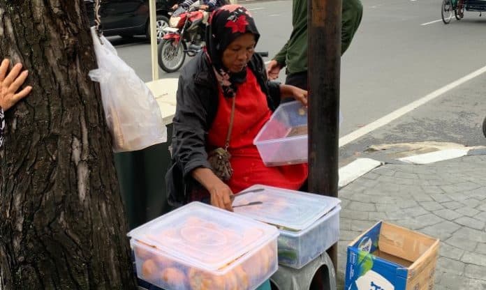 risma_pedagang_kue_asongan_mampu_sekolahkan_anak_hingga_perguruan_tinggi