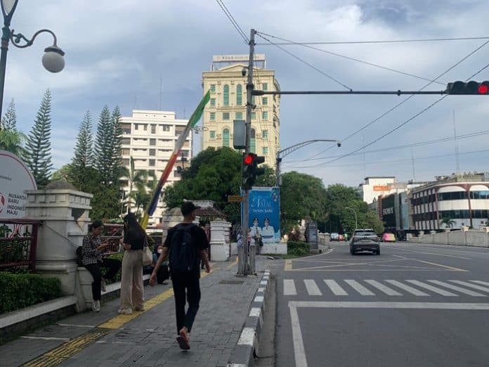 sehari_tanpa_kendaraan_asn_pemko_medan_tak_terlihat_pulang_naik_bus_listrik