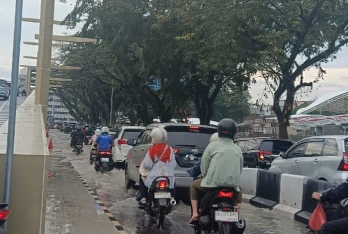 sempat_tergenang_akibat_hujan_air_di_jalan_stasiun_kereta_api_sudah_surut