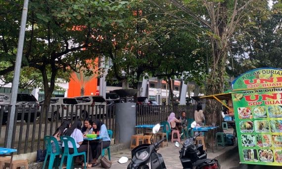 sepenggal_cerita_mahasiswa_penikmat_kolak_durian_di_depan_kampus_usu