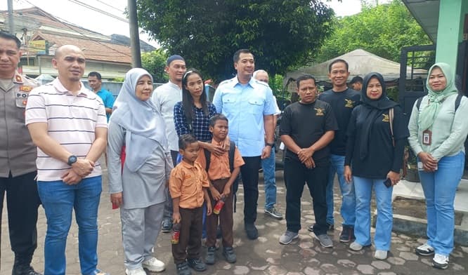 siswa_sd_viral_duduk_di_lantai_dapat_beasiswa_hingga_tamat_sma