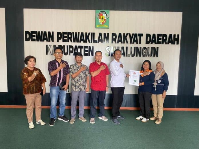 sk_penetapan_bupati_dan_wabup_simalungun_terpilih_diantar_ke_dprd_sekwan_pimpinan_segera_rapat