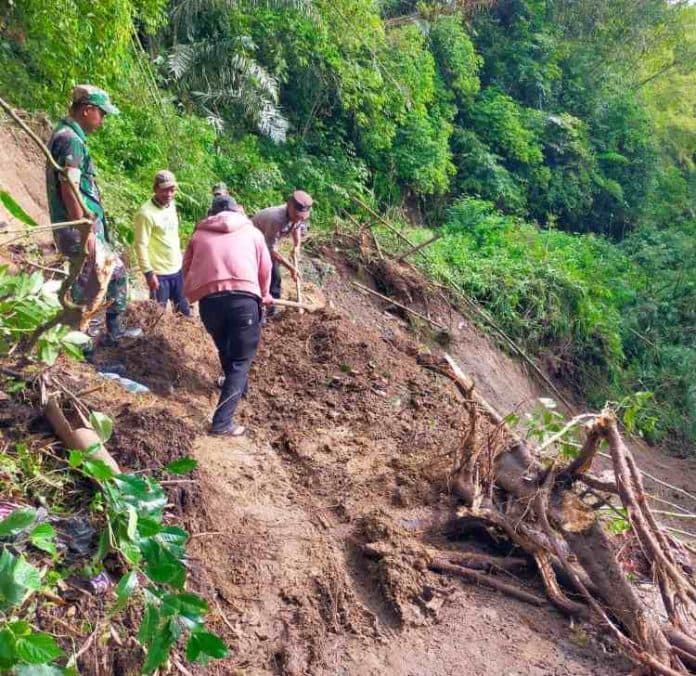 tanah_longsor_putus_akses_jalan_di_barusjahe_tni_polri_dan_warga_bersatu_atasi_bencana