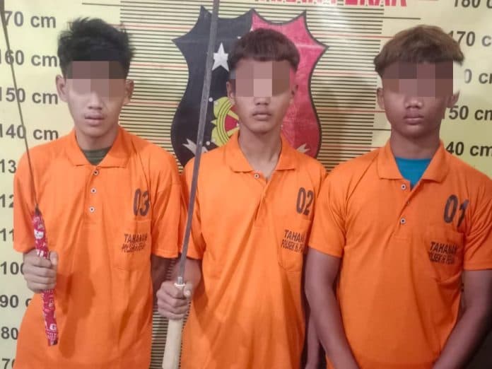 tiga_remaja_diduga_pelaku_begal_dibekuk_polsek_hamparan_perak_dua_celurit_disita