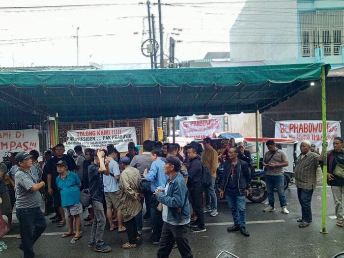 tolak_eksekusi_rumah_masyarakat_jalan_gandhi_medan_selamatkan_kami_dari_mafia_tanah
